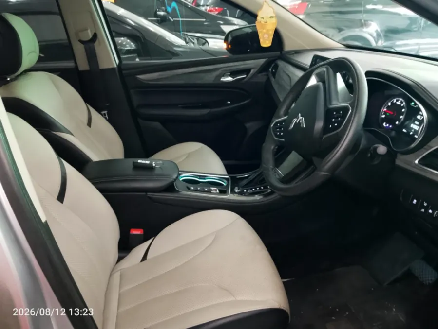 Foto Mobil Bekas Kabin Depan Wuling Cortez 1.5 L T Lux tahun 2019